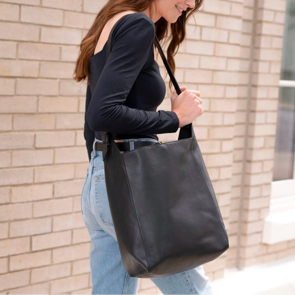 EUC nisolo the classic Cecilia shoulder bag